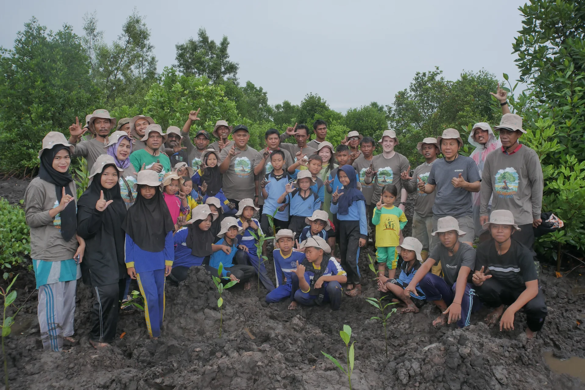 Masyarakat dan mitra Yayasan Gambut bersama di lokasi pemulihan mangrove